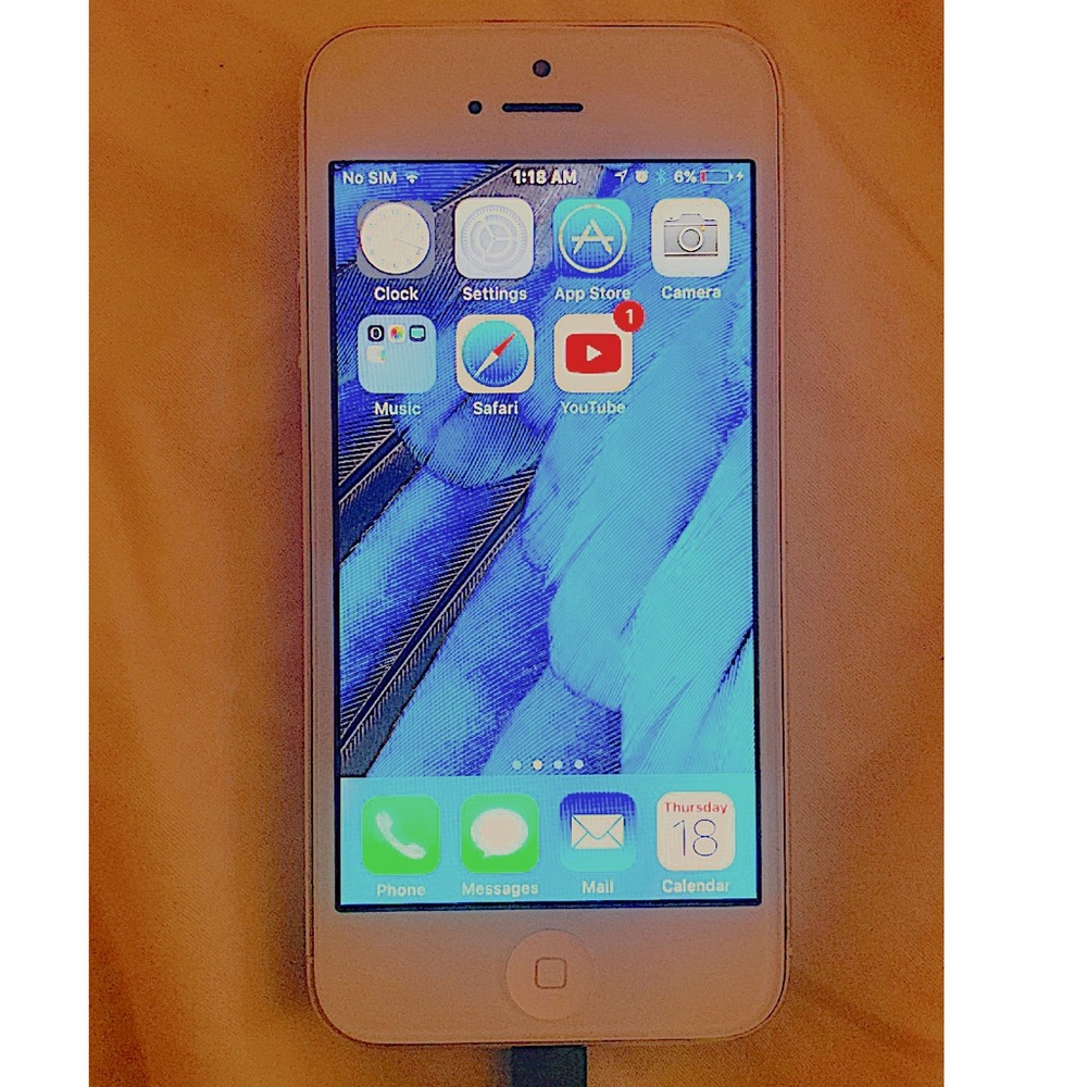 An Iphone 5 Barely Used Basically New - image 1